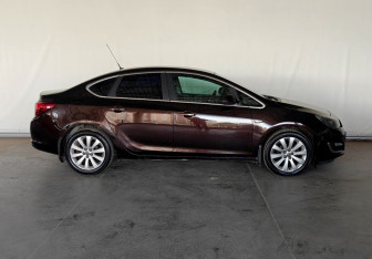 Подержанный автомобиль Opel Astra Sedan 2014 года (8 фото)