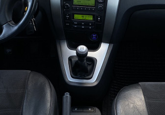Подержанный автомобиль Hyundai Tucson 2008 года (14 фото)