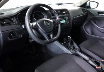 Подержанный автомобиль Volkswagen Jetta Sedan 2015 года (14 фото)