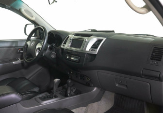 Подержанный автомобиль Toyota Hilux 2013 года (6 фото)