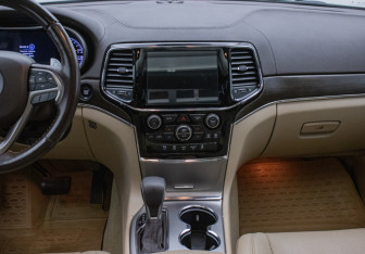Подержанный автомобиль Jeep Grand Cherokee 2019 года (14 фото)