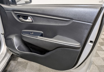 Подержанный автомобиль Kia Rio Hatchback 2021 года (21 фото)