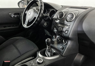 Подержанный автомобиль Nissan Qashqai 2008 года (9 фото)