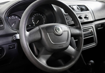 Подержанный автомобиль Skoda Fabia Hatchback 2011 года (13 фото)