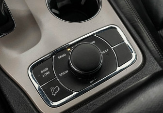 Подержанный автомобиль Jeep Grand Cherokee 2015 года (14 фото)