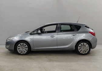 Подержанный автомобиль Opel Astra Hatchback 2011 года (8 фото)