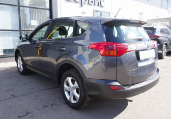 Подержанный автомобиль Toyota RAV4 2015 года (7 фото)