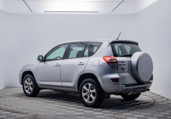 Подержанный автомобиль Toyota RAV4 2010 года (7 фото)