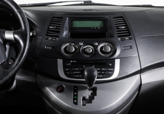 Подержанный автомобиль Mitsubishi Grandis 2008 года (17 фото)