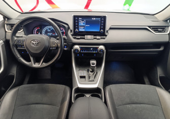 Подержанный автомобиль Toyota RAV4 2021 года (9 фото)