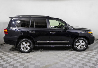 Подержанный автомобиль Toyota Land Cruiser Suv 2015 года (4 фото)