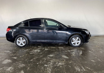 Подержанный автомобиль Chevrolet Cruze Sedan 2010 года (4 фото)