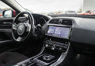 Подержанный автомобиль Jaguar XE 2018 года (9 фото)