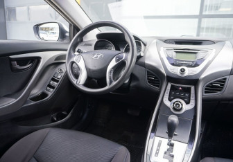 Подержанный автомобиль Hyundai Elantra Sedan 2011 года (13 фото)