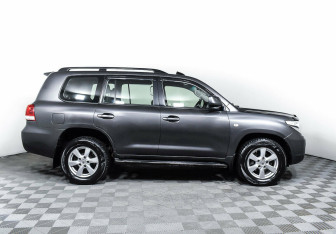 Подержанный автомобиль Toyota Land Cruiser Suv 2010 года (4 фото)