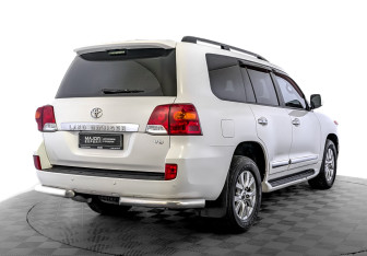 Подержанный автомобиль Toyota Land Cruiser Suv 2014 года (5 фото)