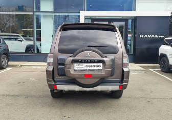 Подержанный автомобиль Mitsubishi Pajero 2014 года (6 фото)