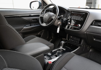 Подержанный автомобиль Mitsubishi Outlander 2021 года (11 фото)