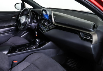 Подержанный автомобиль Toyota C-HR 2018 года (11 фото)