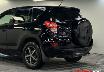 Подержанный автомобиль Toyota RAV4 2011 года (19 фото)