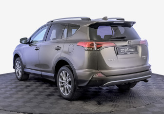 Подержанный автомобиль Toyota RAV4 2017 года (7 фото)