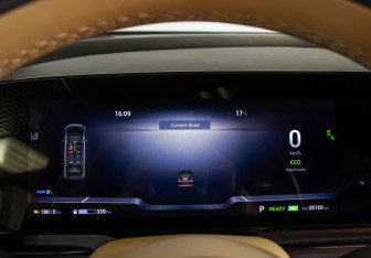 Подержанный автомобиль Voyah Dream 2023 года (12 фото)