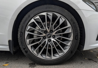 Подержанный автомобиль Audi A7 2022 года (18 фото)