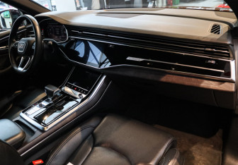 Подержанный автомобиль Audi Q8 2019 года (7 фото)