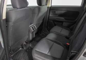 Подержанный автомобиль Mitsubishi Outlander 2021 года (11 фото)