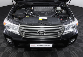Подержанный автомобиль Toyota Land Cruiser Suv 2012 года (9 фото)