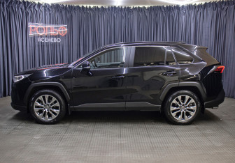 Подержанный автомобиль Toyota RAV4 2021 года (8 фото)