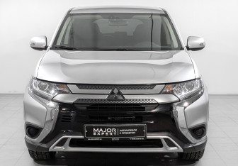 Подержанный автомобиль Mitsubishi Outlander 2020 года (2 фото)