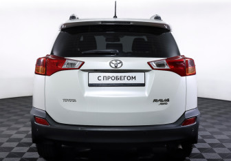 Подержанный автомобиль Toyota RAV4 2013 года (6 фото)