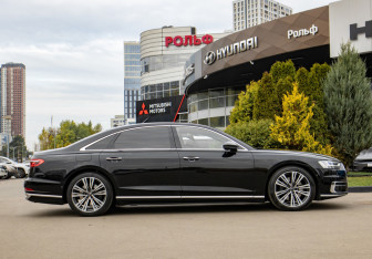Подержанный автомобиль Audi A8 2022 года (3 фото)