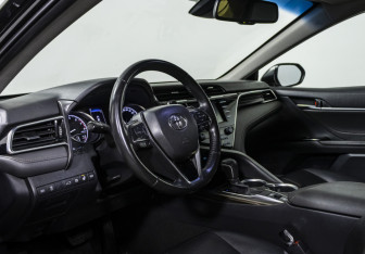 Подержанный автомобиль Toyota Camry Sedan 2018 года (10 фото)