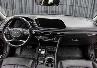 Подержанный автомобиль Hyundai Sonata 2021 года (14 фото)