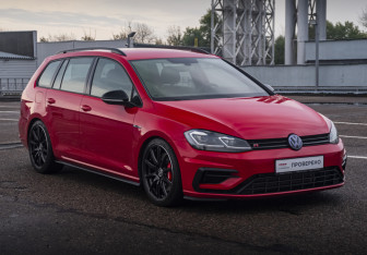 Подержанный автомобиль Volkswagen Golf R Wagon 2018 года (3 фото)