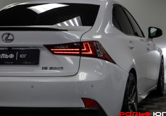 Подержанный автомобиль Lexus IS Sedan 2015 года (18 фото)