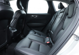 Подержанный автомобиль Volvo XC60 2019 года (10 фото)