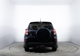 Подержанный автомобиль Toyota RAV4 2010 года (6 фото)