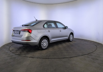 Подержанный автомобиль Skoda Rapid Liftback 2021 года (5 фото)