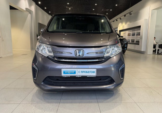 Подержанный автомобиль Honda Stepwgn 2017 года (2 фото)