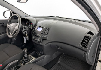 Подержанный автомобиль Hyundai i30 Hatchback 2011 года (11 фото)