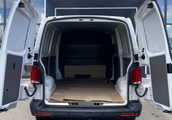 Подержанный автомобиль Volkswagen Transporter Van 2021 года (9 фото)