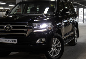 Подержанный автомобиль Toyota Land Cruiser Suv 2015 года (21 фото)