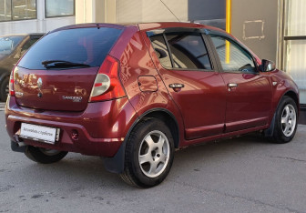Подержанный автомобиль Renault Sandero 2010 года (5 фото)