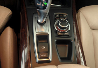 Подержанный автомобиль BMW X5 2012 года (14 фото)