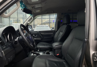 Подержанный автомобиль Mitsubishi Pajero 2011 года (18 фото)