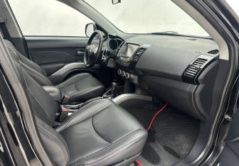 Подержанный автомобиль Mitsubishi Outlander 2008 года (13 фото)