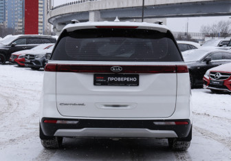Подержанный автомобиль Kia Carnival 2020 года (6 фото)